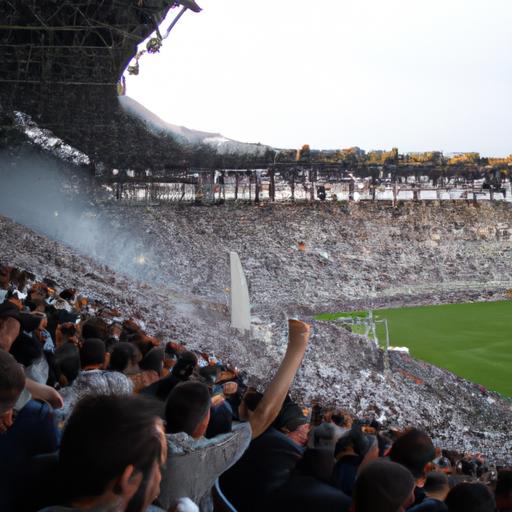 Sân vận động đầy người hâm mộ trong trận đấu Scudetto